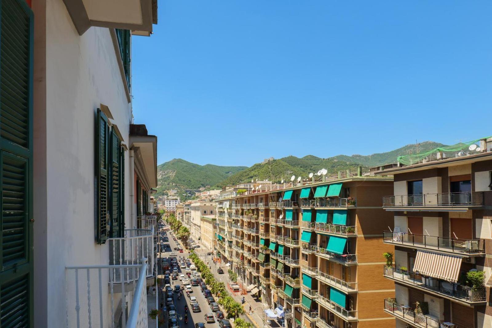 Palazzo Galeoni Luxury Suites ซาแลร์โน ภายนอก รูปภาพ