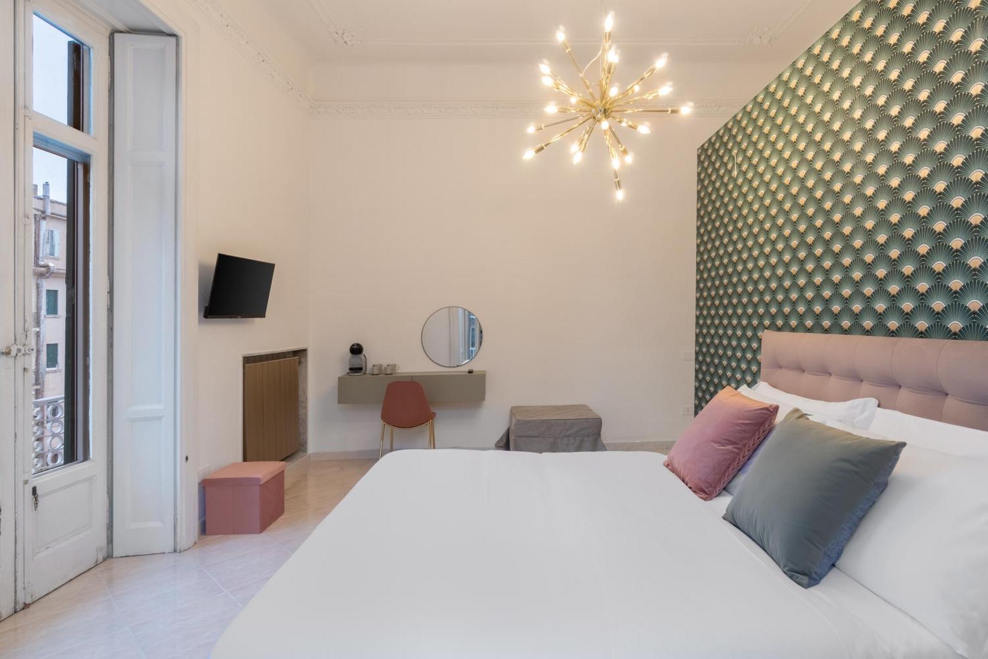 Palazzo Galeoni Luxury Suites ซาแลร์โน ภายนอก รูปภาพ