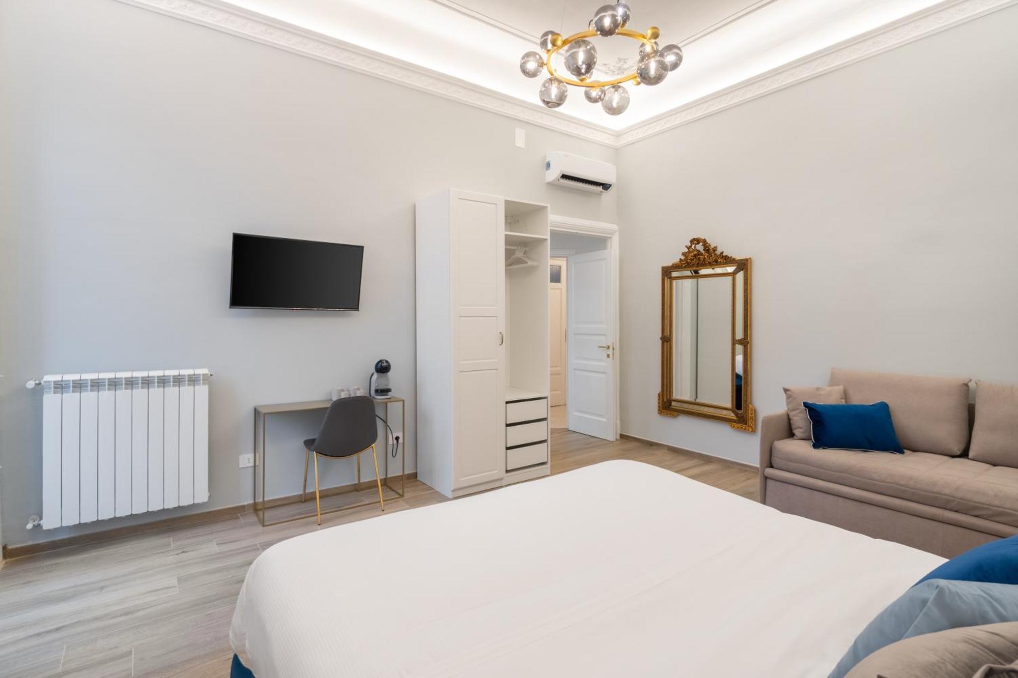 Palazzo Galeoni Luxury Suites ซาแลร์โน ภายนอก รูปภาพ